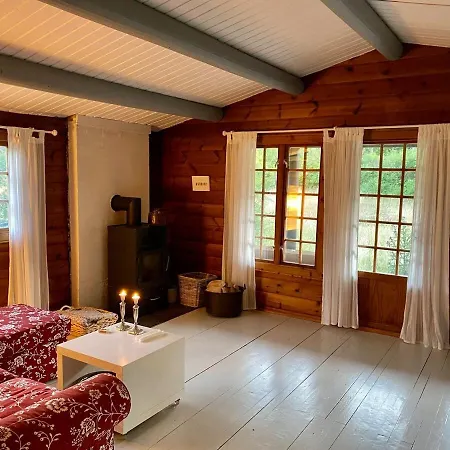 بيت للعطل Cozy And Authentic Log House Dronningmølle