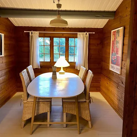 بيت للعطل Cozy And Authentic Log House Dronningmølle